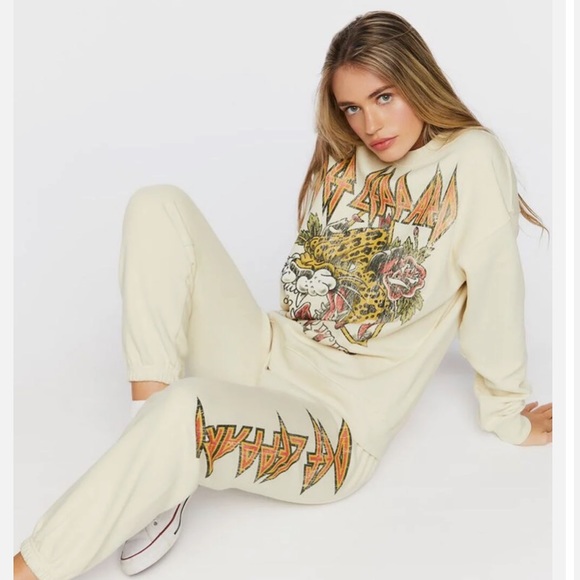 Forever 21 Tops - Def Leppard Graphic sweatshirt